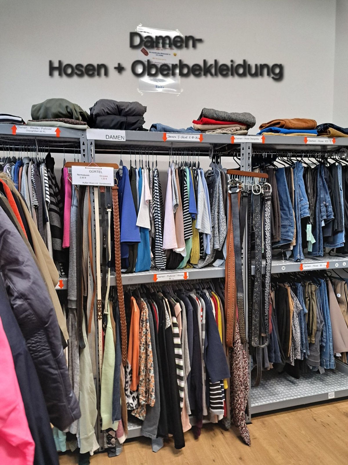 Bilka Damenhosen und -oberbekleidung (c) BILKA, Bilker Kleiderkammer