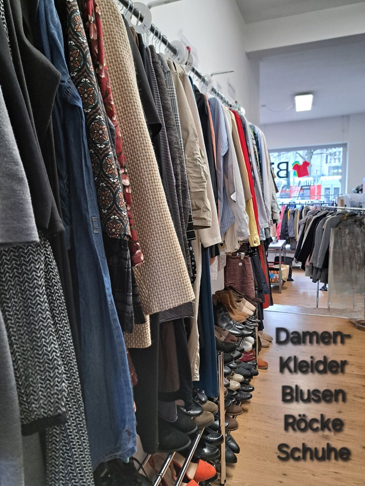 Bilka, Damenröcke, -blusen, -kleider und -schuhe (c) BILKA, Bilker Kleiderkammer